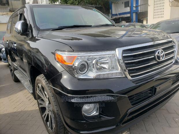 Teal 2014 Toyota Land Cruiser - Stunning SUV, Ideal for Off-Road Exploration