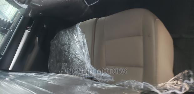 White 2016 Toyota Hilux: Powerful 4x4 for Adventure Lovers