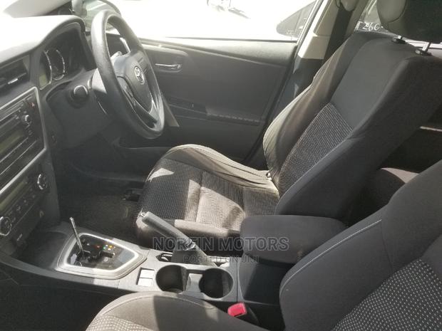 2014 Toyota Auris Silver: Affordable Luxury and Performance