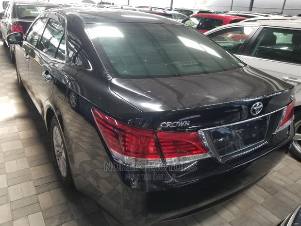 2015 Toyota Crown Gray - Impeccable Luxury