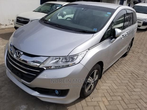 2015 Honda Odyssey Silver: Comfortable Family-Friendly Minivan