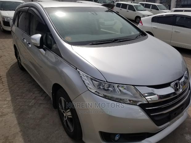 2015 Honda Odyssey Silver: Comfortable Family-Friendly Minivan