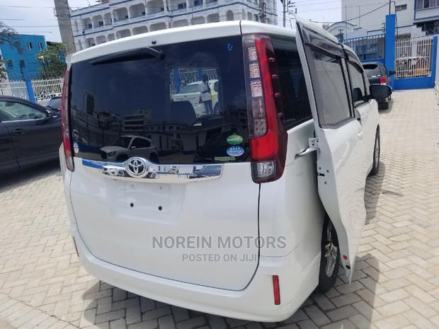 2014 Toyota Noah Off-White: 2 Distinct Minivan Variants Available