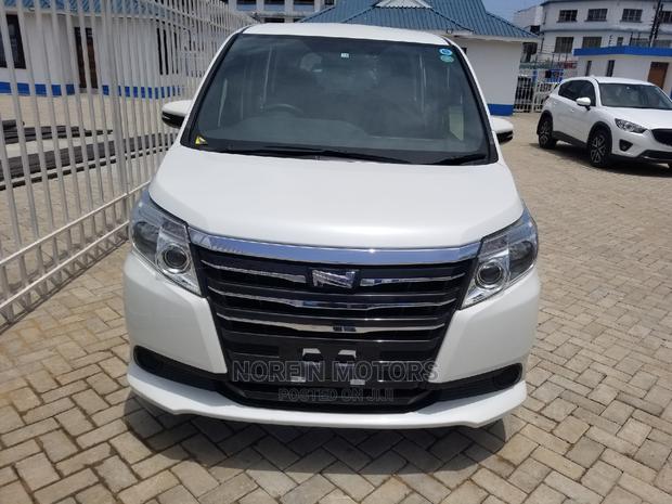 2014 Toyota Noah Off-White: 2 Distinct Minivan Variants Available