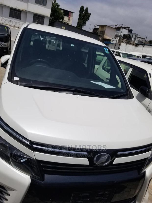 2014 Toyota Voxy SV Premium White: Luxury Minivan for Sale