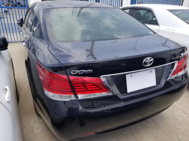 2014 Toyota Crown Black - Sleek and Reliable Sedan Option