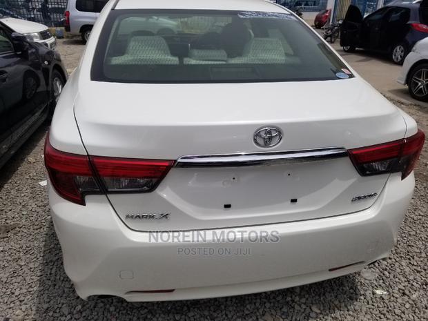 2014 Toyota Mark X White: Stylish Sedan for Driving