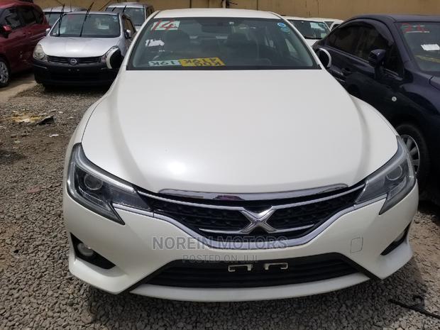 2014 Toyota Mark X White: Stylish Sedan for Driving