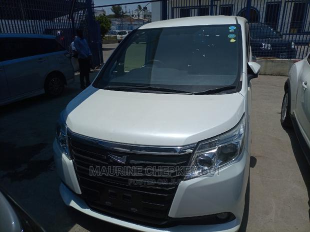 Toyota Noah 2015 2.0 AWD (8 Seater) White