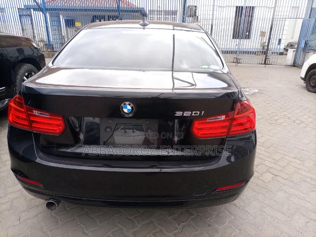 BMW 320i 2014 SV Premium Black