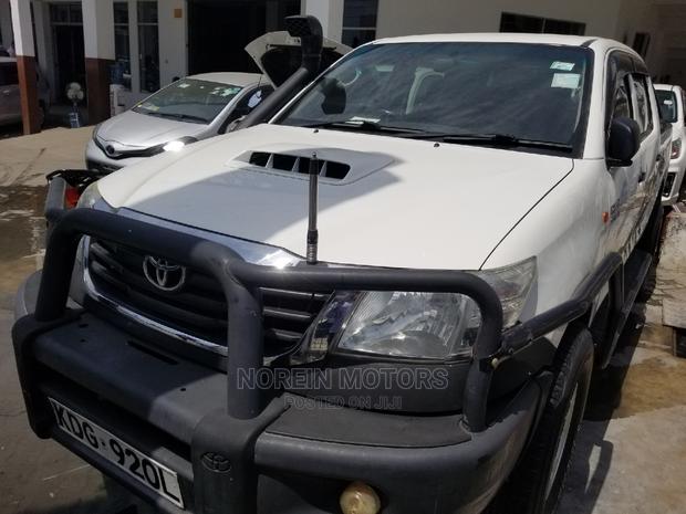 2015 SR 4x4 Toyota Hilux in White: Ready for Your Off-Road Journey