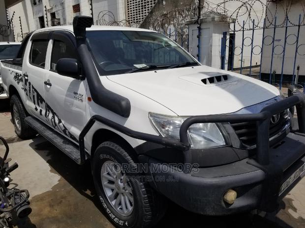 2015 SR 4x4 Toyota Hilux in White: Ready for Your Off-Road Journey