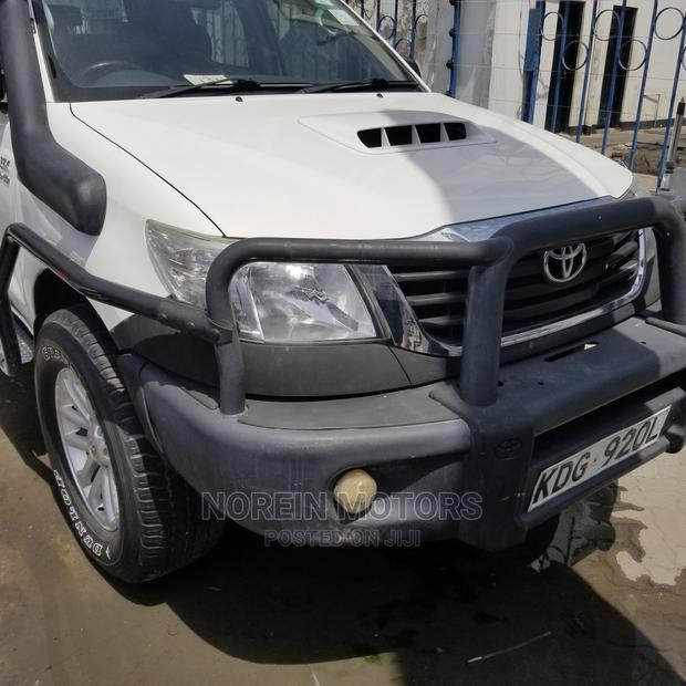 2015 SR 4x4 Toyota Hilux in White: Ready for Your Off-Road Journey