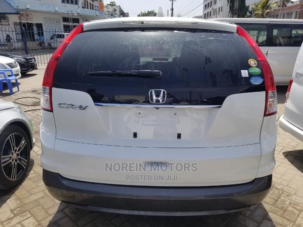 2014 Honda CR-V in White: Luxury Compact SUV at Your Fingertips!