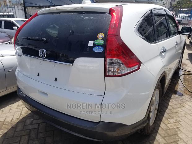 2014 Honda CR-V in White: Luxury Compact SUV at Your Fingertips!