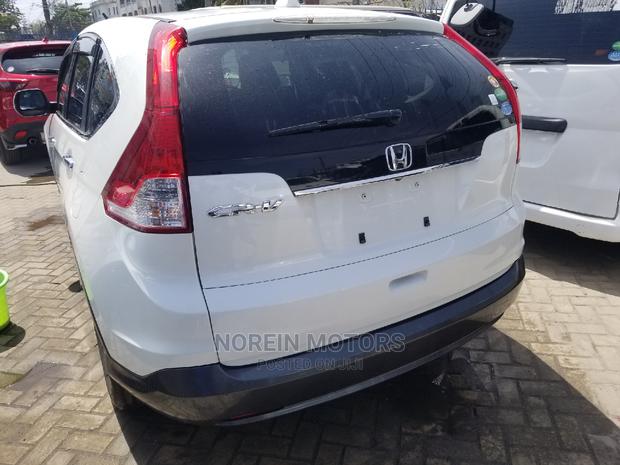 2014 Honda CR-V in White: Luxury Compact SUV at Your Fingertips!