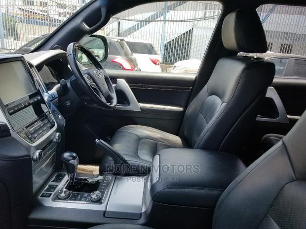 2017 Toyota Land Cruiser Black: Luxury and Power Combined