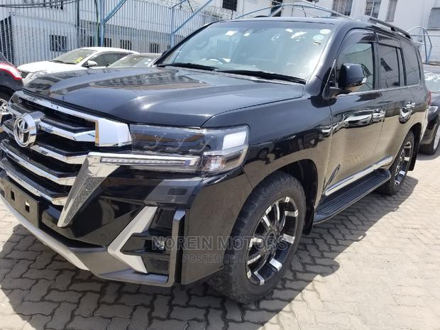 2017 Toyota Land Cruiser Black: Luxury and Power Combined
