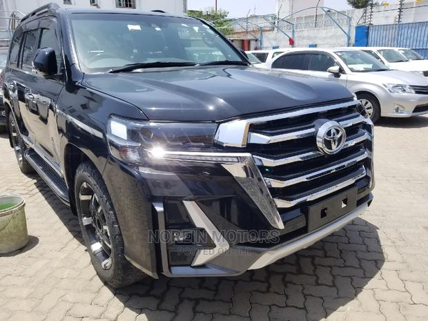 2017 Toyota Land Cruiser Black: Luxury and Power Combined