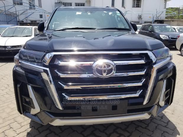2017 Toyota Land Cruiser Black: Luxury and Power Combined