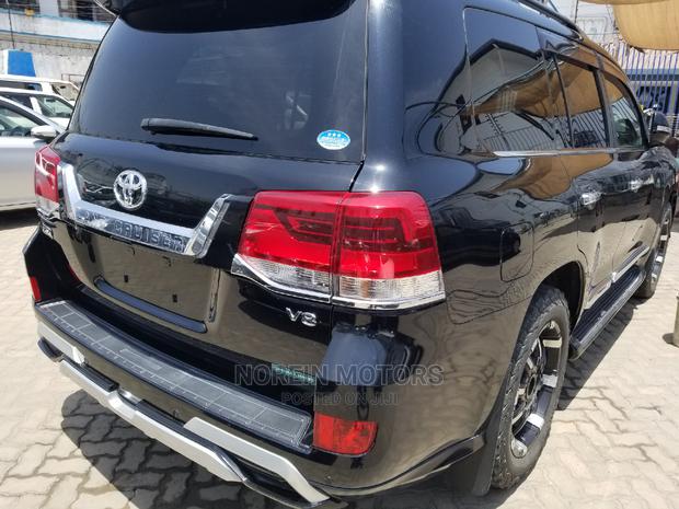 2017 Toyota Land Cruiser Black: Luxury and Power Combined