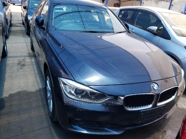 BMW 320i 2014 SV Premium Blue - High-End Sedan for Sale Now