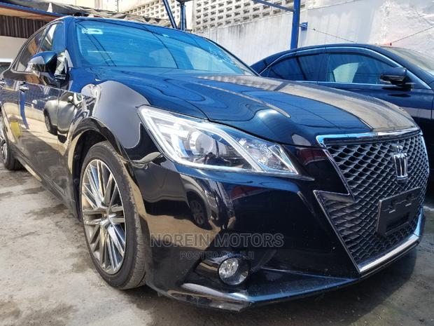 2014 Toyota Crown Green: Luxury Car, Environmentally Friendly