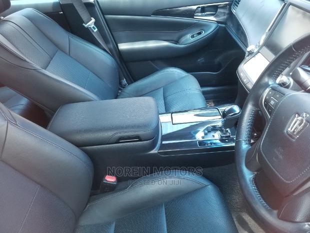 2014 Toyota Crown Green: Luxury Car, Environmentally Friendly