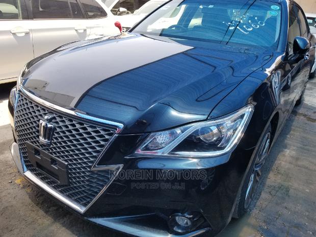 2014 Toyota Crown Green: Luxury Car, Environmentally Friendly