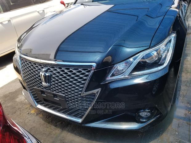 2014 Toyota Crown Green: Luxury Car, Environmentally Friendly
