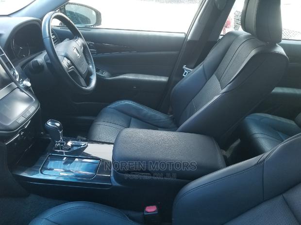 2014 Toyota Crown Green: Luxury Car, Environmentally Friendly
