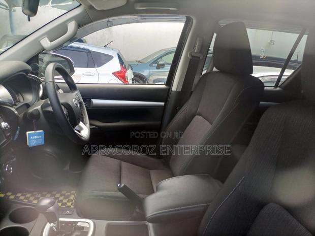 Toyota Hilux 2016 Black
