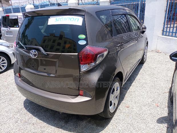 Toyota Ractis 2016 Gold