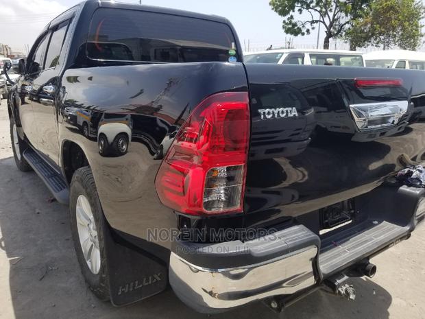 2015 Toyota Hilux Black Edition: High-Performance Off-Road Vehicle