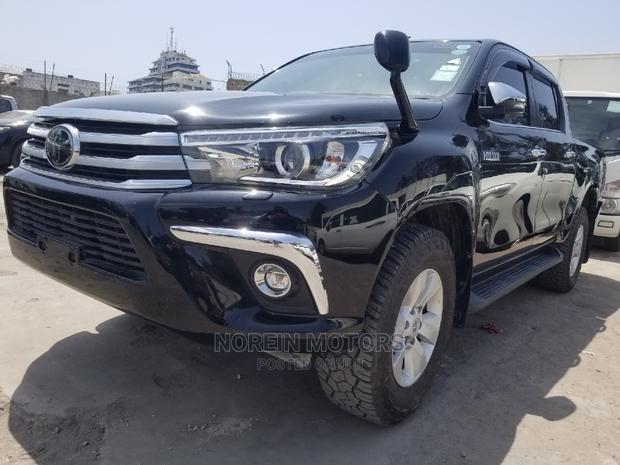 2015 Toyota Hilux Black Edition: High-Performance Off-Road Vehicle