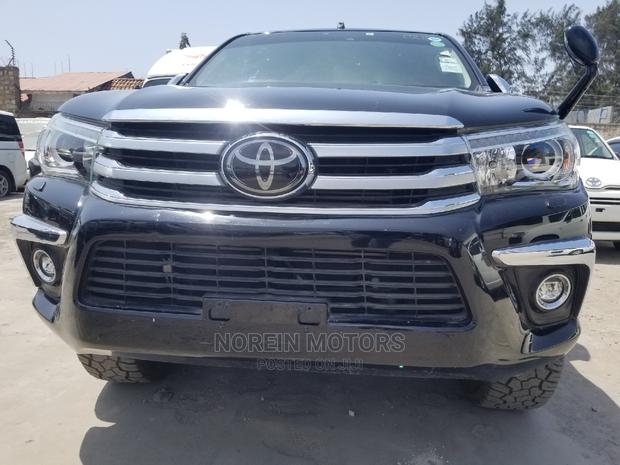 2015 Toyota Hilux Black Edition: High-Performance Off-Road Vehicle