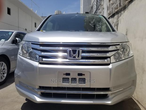 2015 Honda Stepwgn Silver: Family-Friendly & Efficient