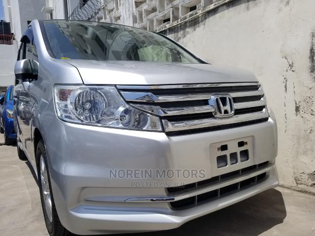 2015 Honda Stepwgn Silver: Family-Friendly & Efficient