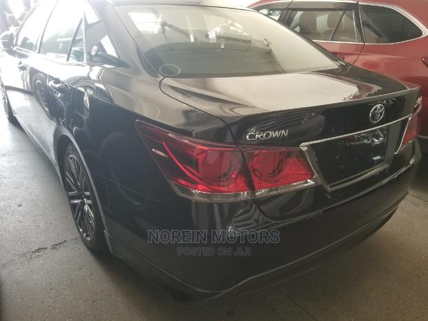 2014 Toyota Crown Black - Modern Luxury Sedan