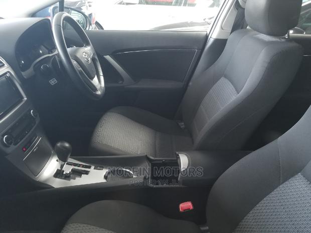 Black 2015 Toyota Avensis: Stylish Sedan at Your Fingertips