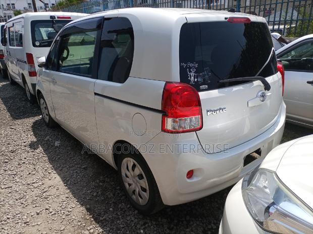 Toyota Porte 2015 Off White