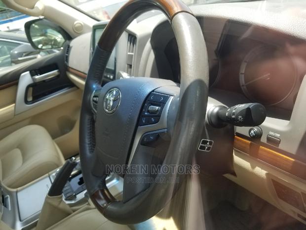 White Toyota Land Cruiser Prado 2018 - Elegance and Durability