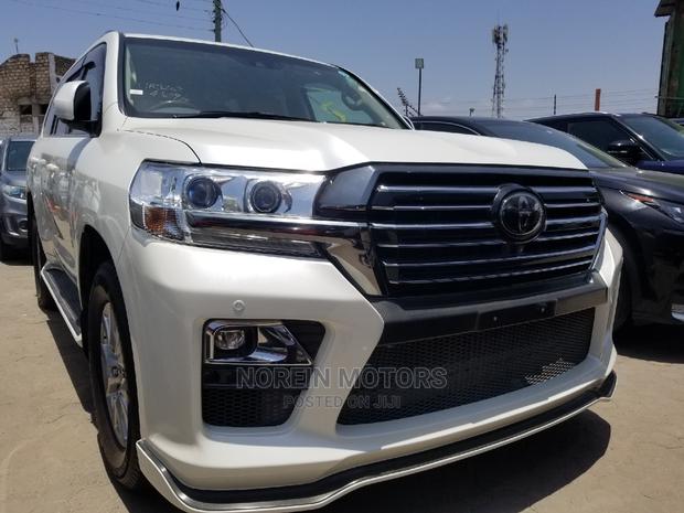 White Toyota Land Cruiser Prado 2018 - Elegance and Durability