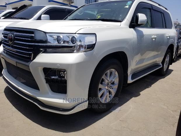 White Toyota Land Cruiser Prado 2018 - Elegance and Durability