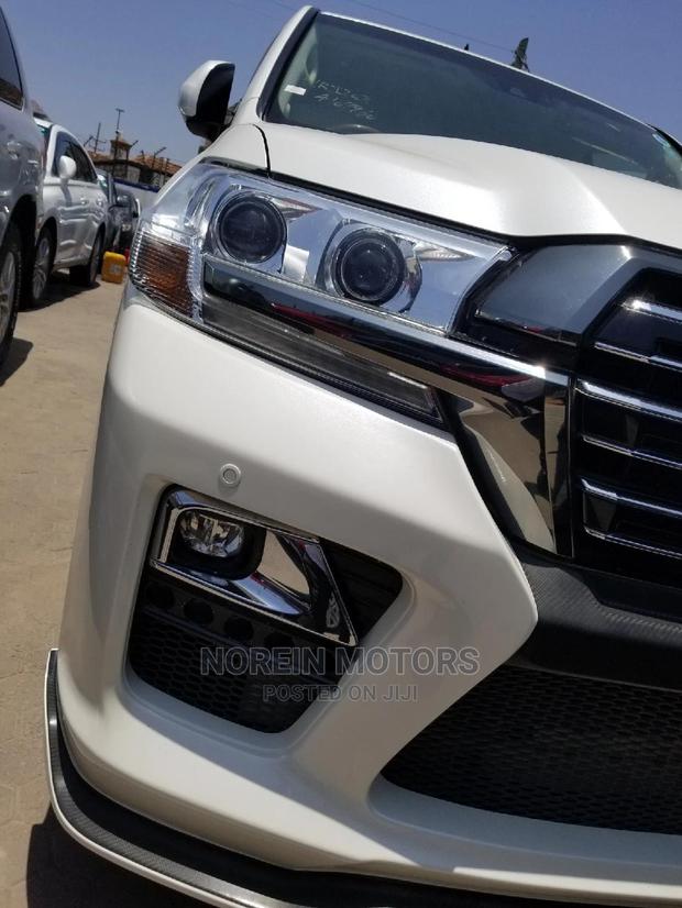 White Toyota Land Cruiser Prado 2018 - Elegance and Durability