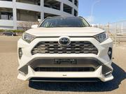 White Toyota RAV4 2020: Sporty & Sleek Design for sale