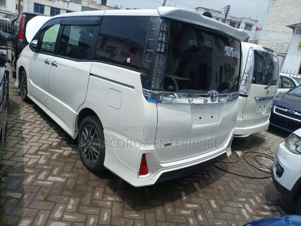 Toyota Voxy 2014 SV Premium Off White