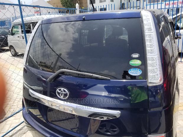 Used 2014 Toyota ISIS G-Edition 2WD 1.8L Blue Sedan