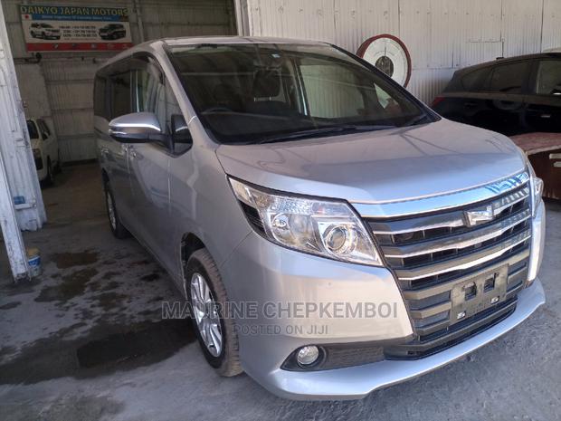 Toyota Noah 2.0 AWD (8 Seater) 2015 Silver