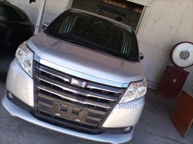 Toyota Noah 2.0 AWD (8 Seater) 2015 Silver